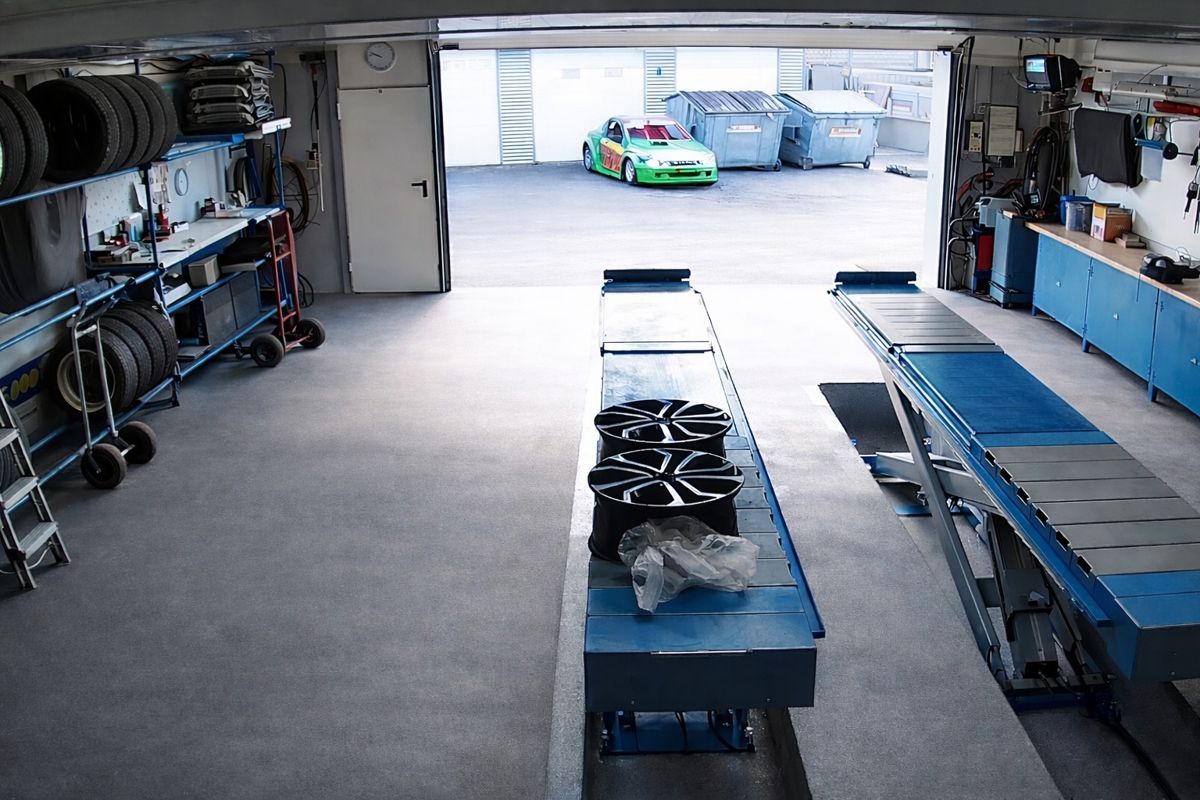 Werkstattbereich mit Hebebühne