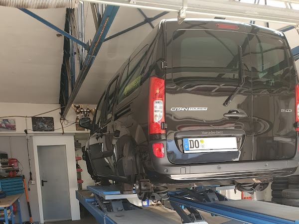 Mercedes auf Hebebühne Reifendienst Köhler