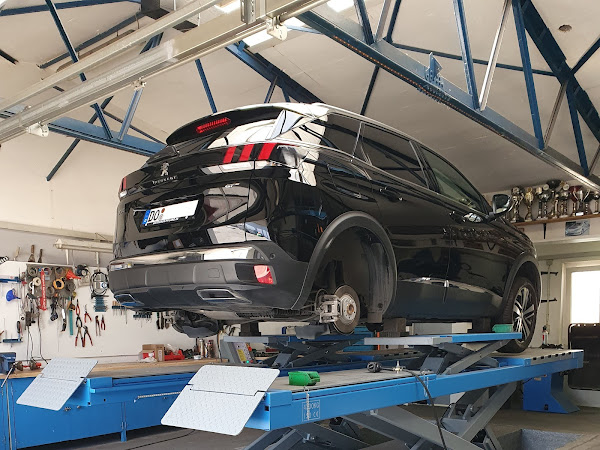 Peugeot auf Hebebühne